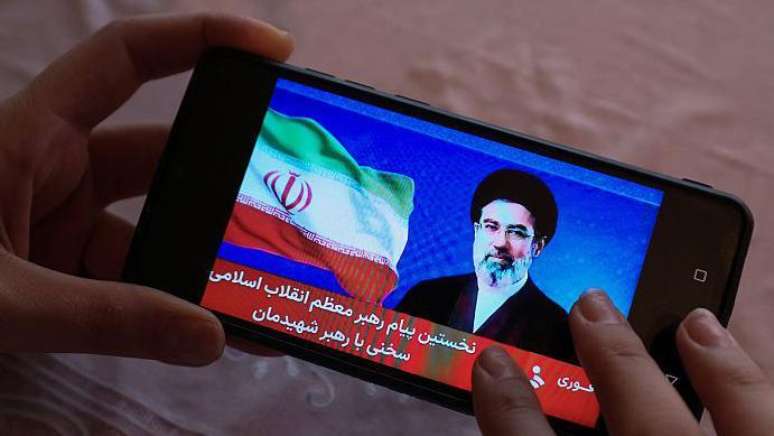 Sem acesso a fontes de informa&ccedil;&atilde;o independentes, os iranianos dependem dos meios de comunica&ccedil;&atilde;o estatais, administrados pelo regime ou pr&oacute;ximos ao governo