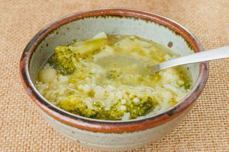 Sopa de br&oacute;colis com couve-flor 