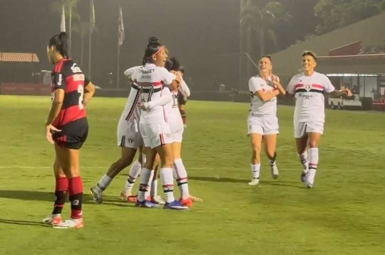 S&atilde;o Paulo celebra o segundo gol, de Isa, no triunfo por 2 a 1 sobre o&nbsp; Flamengo.