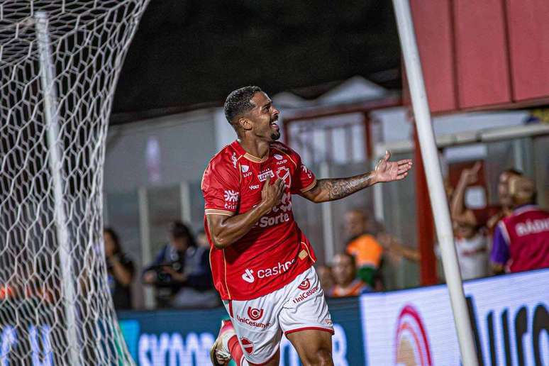 Delatorre marca para o Vila Nova.
