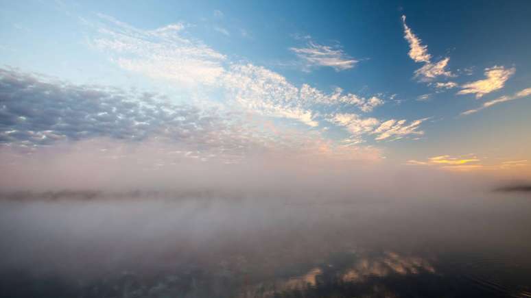 Para distinguir uma nuvem de rolo de outras estruturas de nuvens, como a nuvem de prateleira (shelf cloud), h&aacute; alguns crit&eacute;rios que meteorologistas e observadores adotam &ndash; depositphotos.com / shico3000