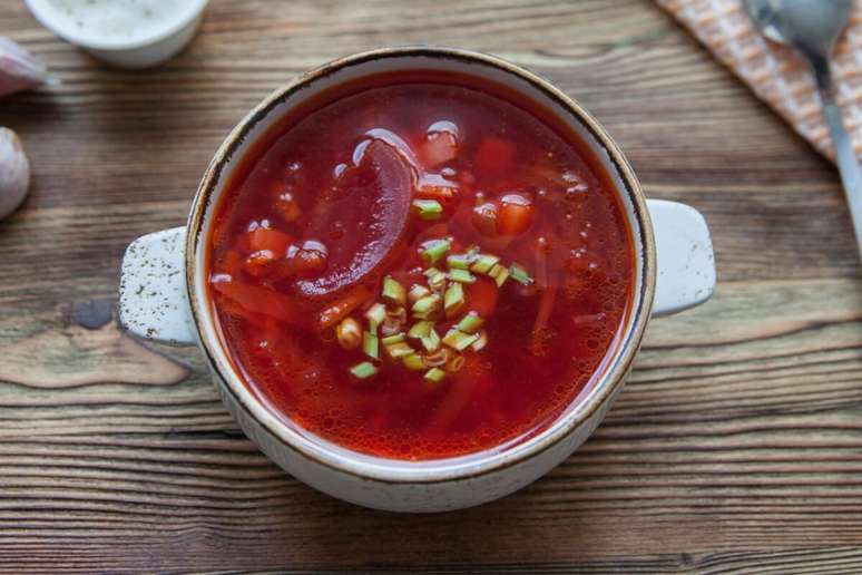 Sopa de tomate com beterraba e cenoura 