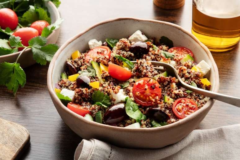 Salada de quinoa com vegetais e queijo feta 