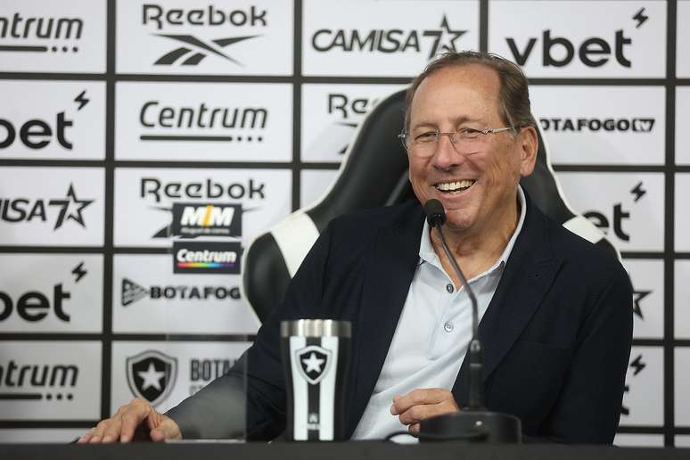 John Textor durante coletiva de imprensa no Botafogo 