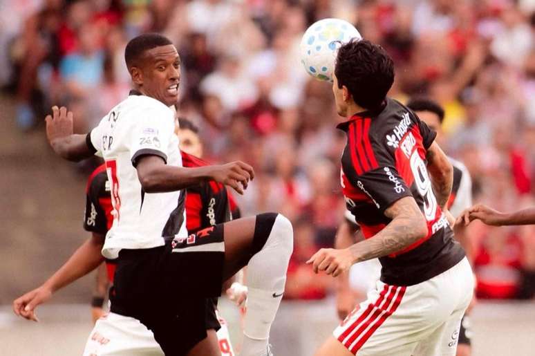 Pedro se livra de Robert Renan, do Vasco, para marcar um gola&ccedil;o no Cl&aacute;ssico dos Milh&otilde;es &ndash;