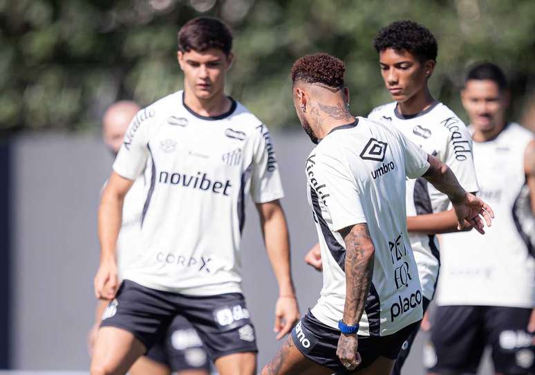 Neymar e Robinho em treino nesta segunda-feira (4/5) &ndash;