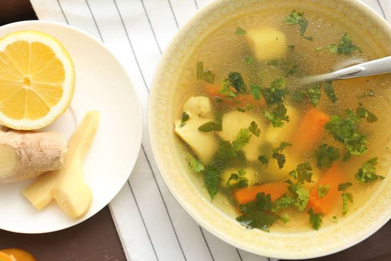 Sopa de legumes com gengibre 