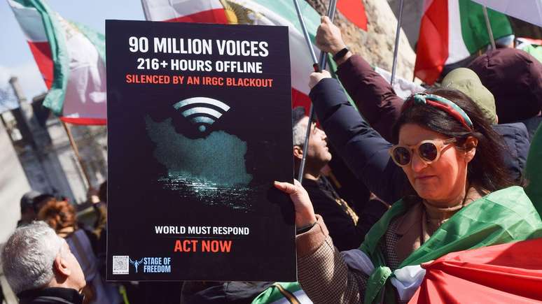 Manifestantes em Londres participaram dos protestos reivindicando acesso &agrave; internet sem restri&ccedil;&otilde;es no Ir&atilde;