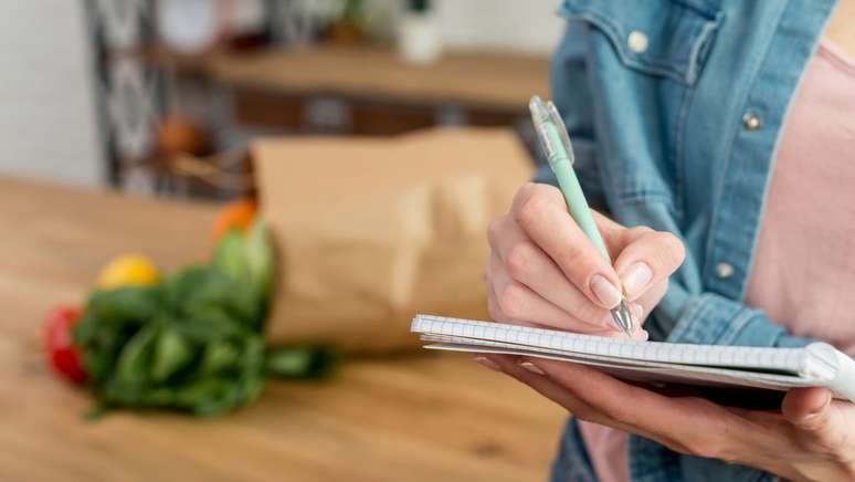 Voc&ecirc; ainda anota a sua lista de compras no papel? A psicologia diz que voc&ecirc; n&atilde;o &eacute; antiquado e cita vantagem