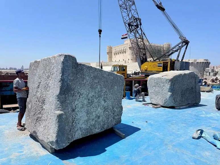 Blocos de pedra gigantes trazidos do fundo do mar no local do Farol de Alexandria