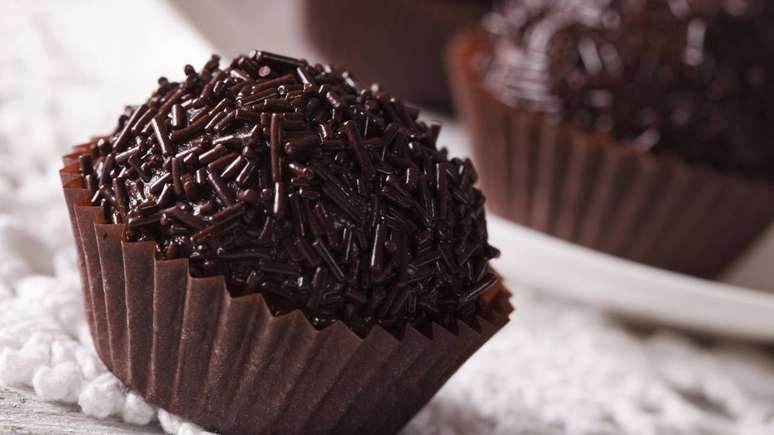 Livros de culin&aacute;ria publicados entre o fim da d&eacute;cada de 1940 e os anos 1950 come&ccedil;am a registrar receitas com nomes pr&oacute;ximos, como &ldquo;docinho de brigadeiro&rdquo; ou &ldquo;brigueiro&rdquo;, sempre baseadas em leite condensado e chocolate em p&oacute; &ndash; depositphotos.com / lenyvavsha