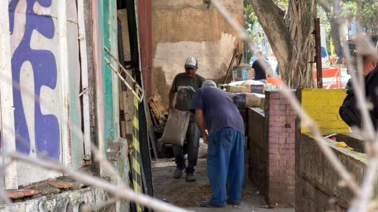 Trabalhadores foram contratados pela Santa Alice para concretar acessos ao Edif&iacute;cio Peixoto Gomide