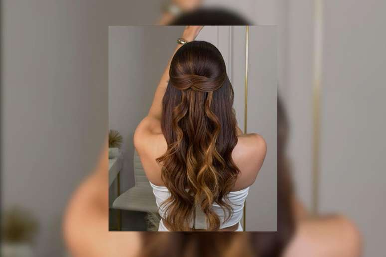O meio preso com ondas suaves &eacute; perfeito para noivas mais tradicionais, mas que n&atilde;o abrem m&atilde;o de um toque atual 