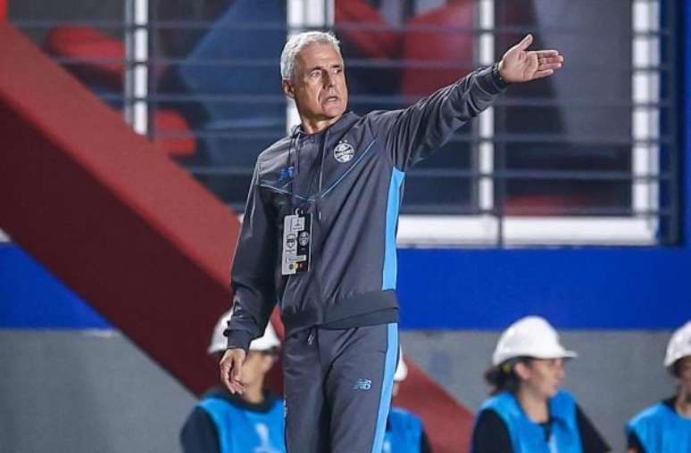 Grêmio வீரர்கள் தென் அமெரிக்க சாம்பியன்ஷிப்பில் வீட்டை விட்டு வெளியே டிபோர்டிவோ ரைஸ்ட்ராவுக்கு எதிராக இரவின் முதல் கோலைக் கொண்டாடுகிறார்கள் -