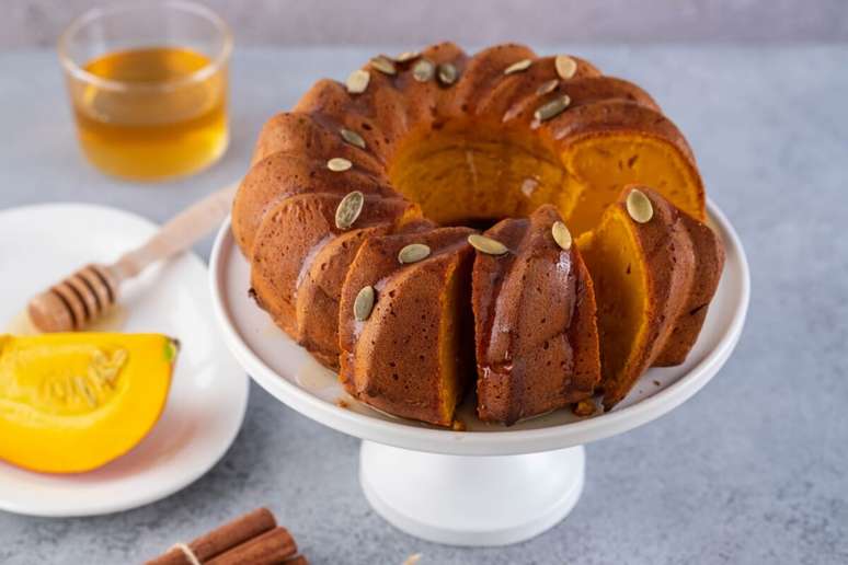 Bolo de ab&oacute;bora com mel 