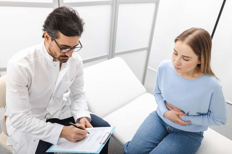 Dor abdominal intensa, n&aacute;useas e v&ocirc;mitos s&atilde;o alguns sinais que podem indicar pancreatite 