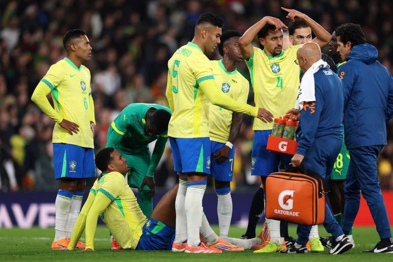 Gabriel Magalhaes (no ch&atilde;o) ao sofrer les&atilde;o pela Sele&ccedil;&atilde;o Brasileira (