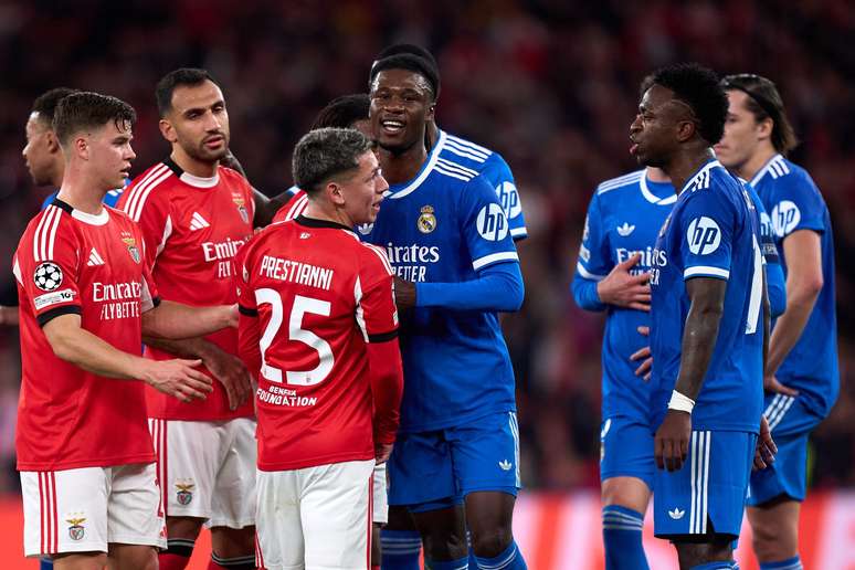 Gianluca Prestianni e Vinicius Jr discutem durante jogo entre Benfica e Real Madrid pela Champions 