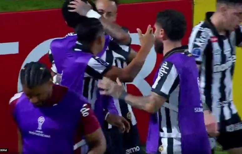 Neymar abra&ccedil;a Robinho Jr ap&oacute;s balan&ccedil;ar a rede &ndash;