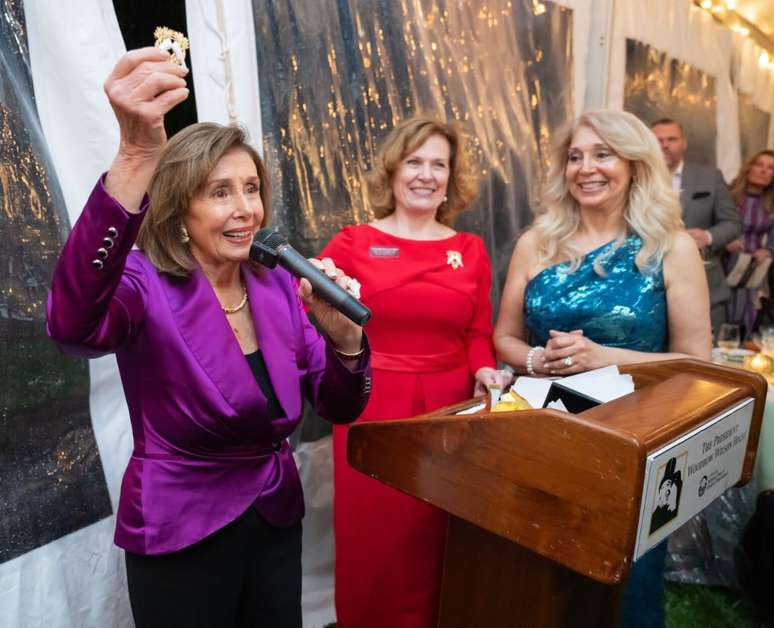 Da esquerda para a direita, Nancy Pelosi, Elizabeth Karcher e Janet Piit 
