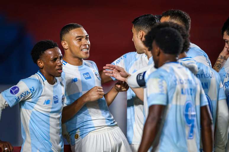 Carlos Vin&iacute;cius recebe o cumprimento dos companheiros ap&oacute;s abrir o placar para o Gr&ecirc;mio na Argentina &ndash;