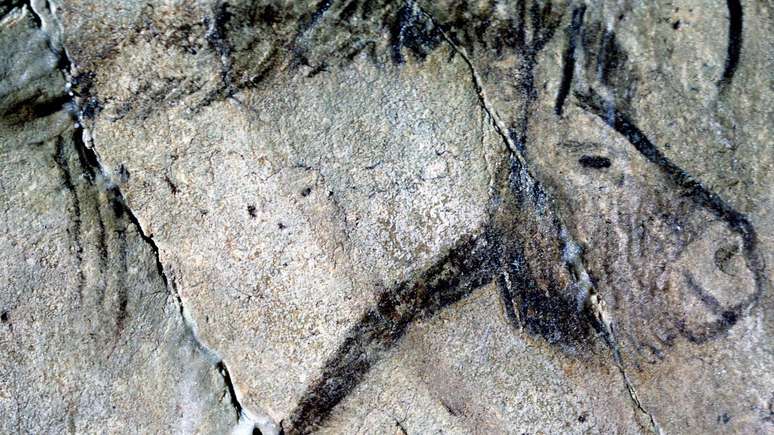 Desenho feito por ca&ccedil;adores-coletores, 15 mil anos atr&aacute;s; solidariedade grupal &eacute; vista como importante para a felicidade desses grupos