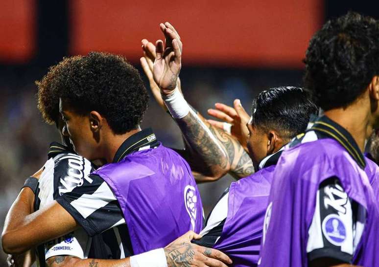 Neymar abra&ccedil;a Robinho Jr ap&oacute;s gol &ndash;