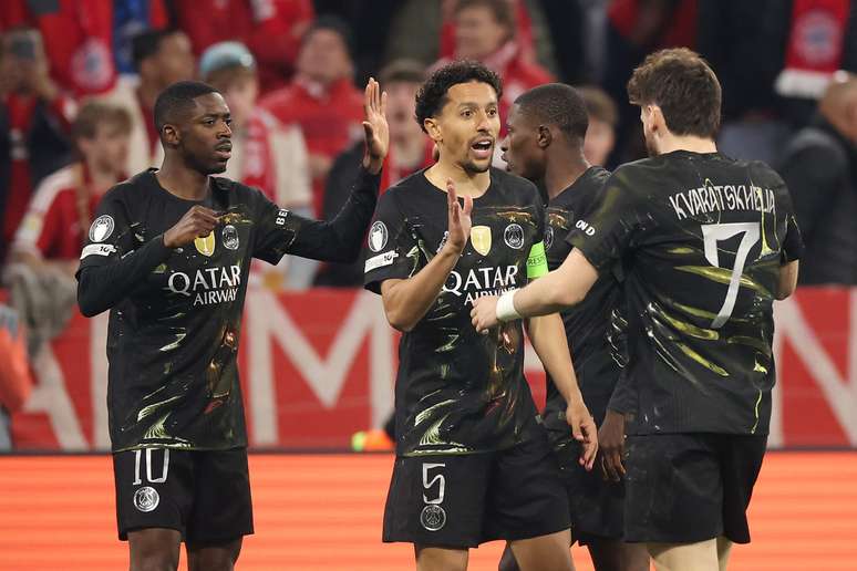 Jogadores do PSG comemorando o gol de Demb&eacute;l&eacute; 