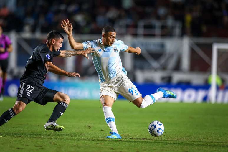Carlos Vin&iacute;cius em disputa de bola com jogador do Dep. Riestra &ndash;