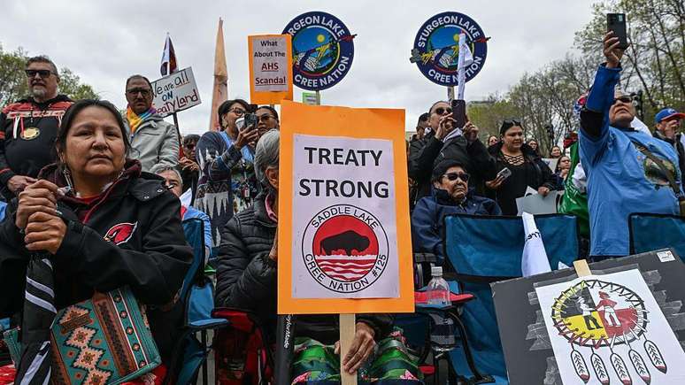 Um grupo de opositores das Primeiras Na&ccedil;&otilde;es ind&iacute;genas defende que a independ&ecirc;ncia de Alberta violaria seus direitos consagrados na Constitui&ccedil;&atilde;o do Canad&aacute;