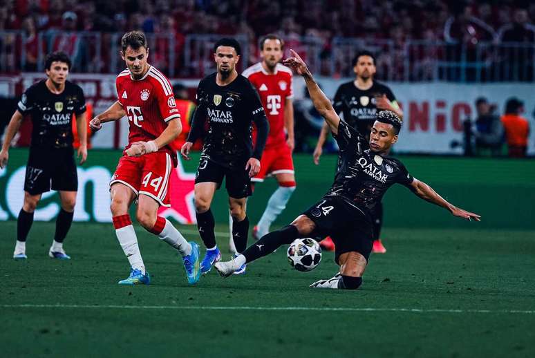 Dou&eacute; em dis&uacute;ta de bola com jogadores do Bayern na Allianz Arena &ndash;