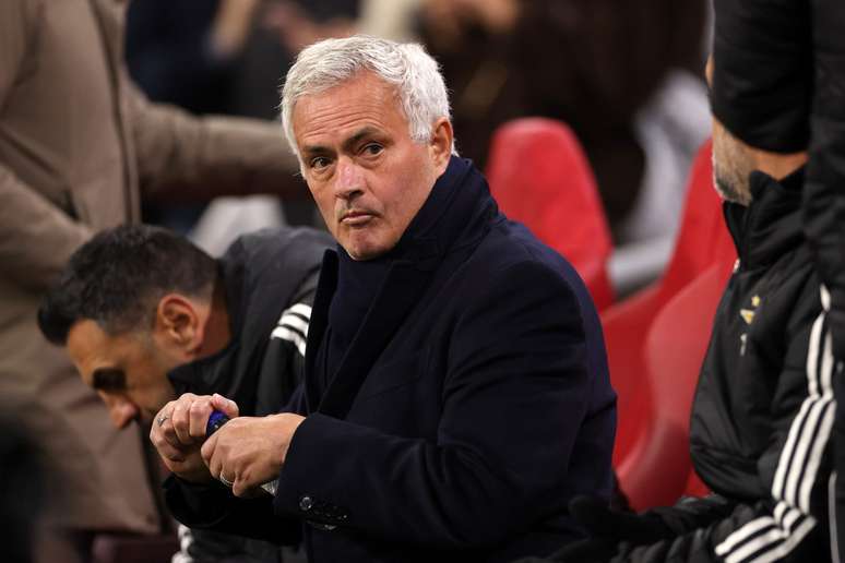 Mourinho durante partida do Benfica 