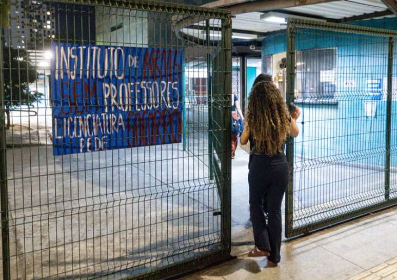 Alunos do Instituto de Artes reclamam da falta de professores no campus da Barra Funda, da Unesp.