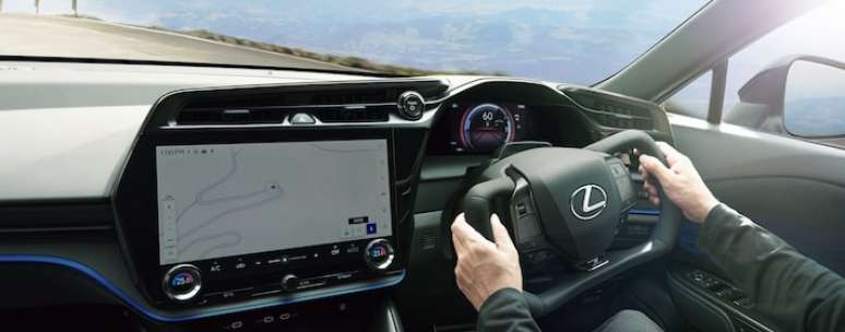 O Lexus 600e F Sport tem volante que parece um manche de avi&atilde;o