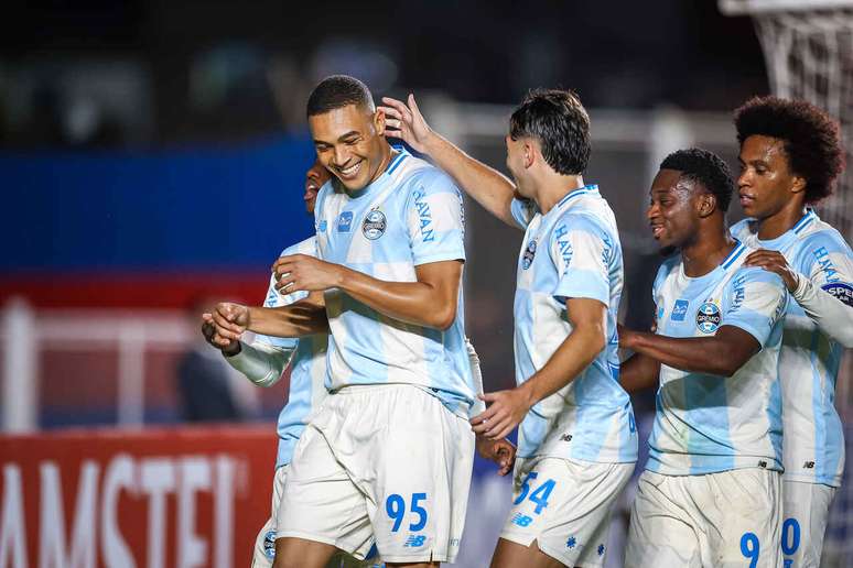 Grêmio வீரர்கள் தென் அமெரிக்க சாம்பியன்ஷிப்பில் வீட்டை விட்டு வெளியே டிபோர்டிவோ ரைஸ்ட்ராவுக்கு எதிராக இரவின் முதல் கோலைக் கொண்டாடுகிறார்கள் -