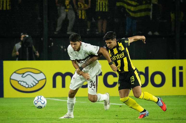 No jogo que ocorreu em solo uruguaio, os argentinos sa&iacute;ram vencedores por 2 a 1 &ndash;