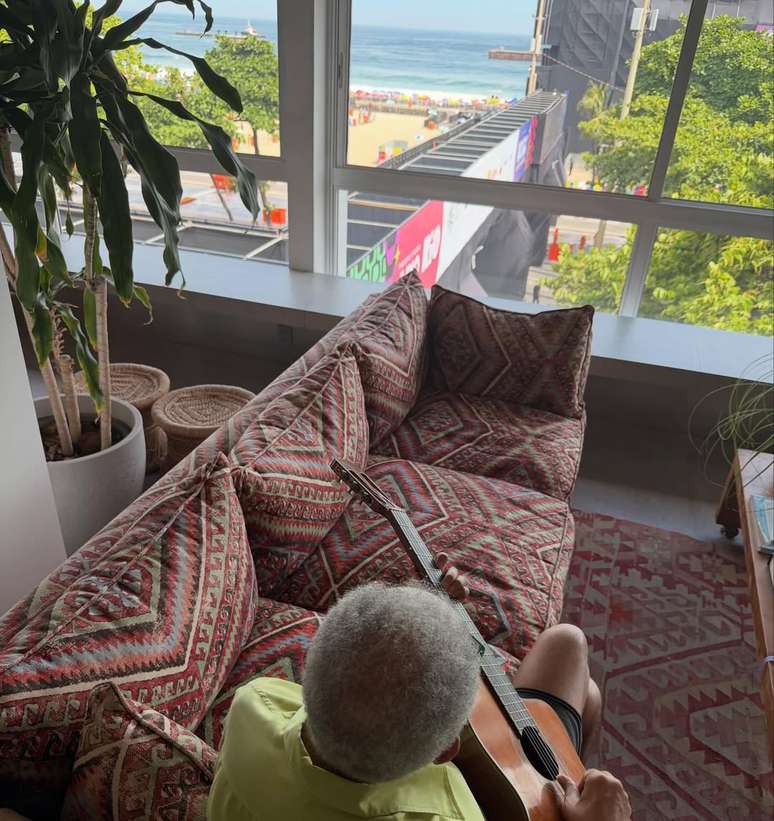 Gilberto Gil na sala do apartamento no Edif&iacute;cio Chopin
