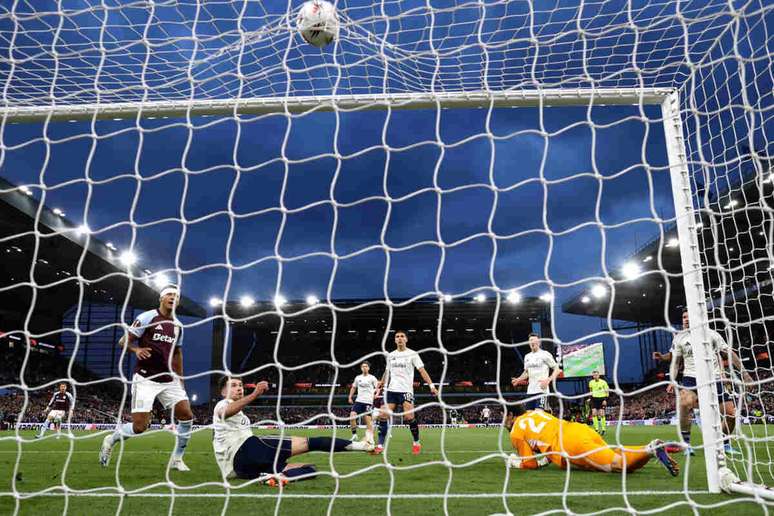 Watkins observa sua finaliza&ccedil;&atilde;o entrar no gol de Ortega para abrir o placar &ndash;