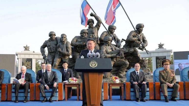 Kim Jong Un na cerim&ocirc;nia de abertura de um memorial para as tropas norte-coreanas mortas em combate na guerra contra a Ucr&acirc;nia