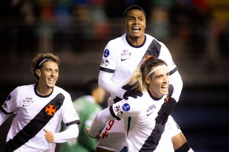 Matheus Fran&ccedil;a comemora o gol do Vasco junto com Spinelli &ndash;