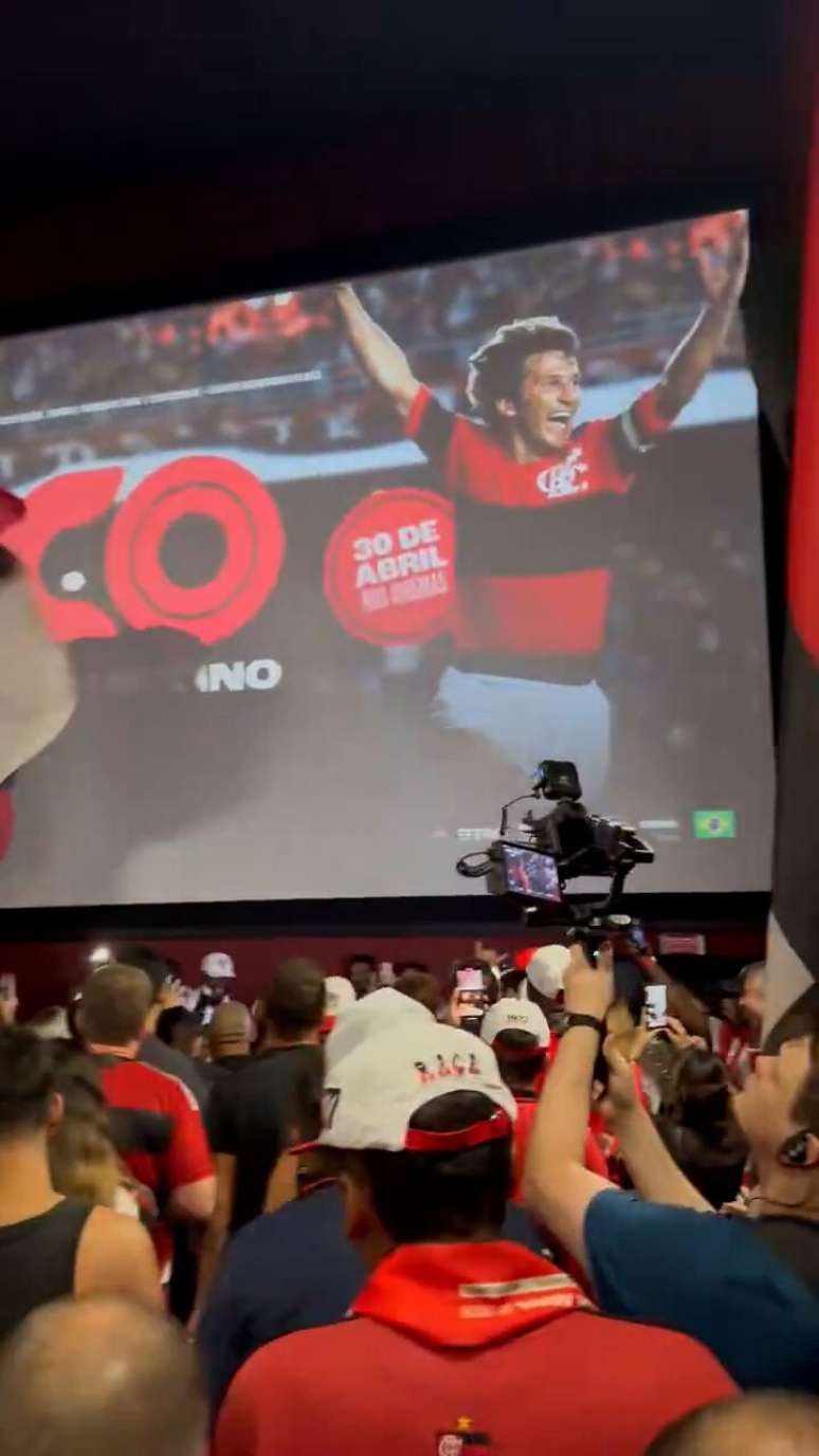 Cinemas lotados para acompanhar o filme do &iacute;dolo rubro-negro &ndash;