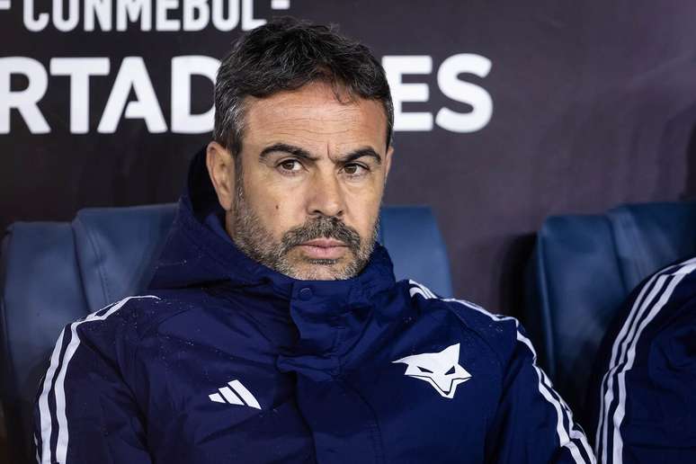 Artur Jorge durante o duelo em que o Cruzeiro enfrentou a Cat&oacute;lica e, com dez, arrancou o empate. Universidad Cat&oacute;lica-CHI x Cruzeiro, no Claro Arena, em Santiago-CHI.