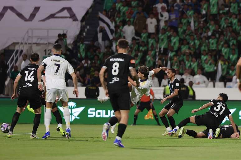 Jo&atilde;o F&eacute;lix rouba a cena e protagoniza no primeiro tempo da partida &ndash;