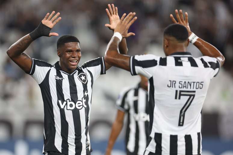 Kadir comemorando com J&uacute;nior Santos o primeiro gol do Botafogo 