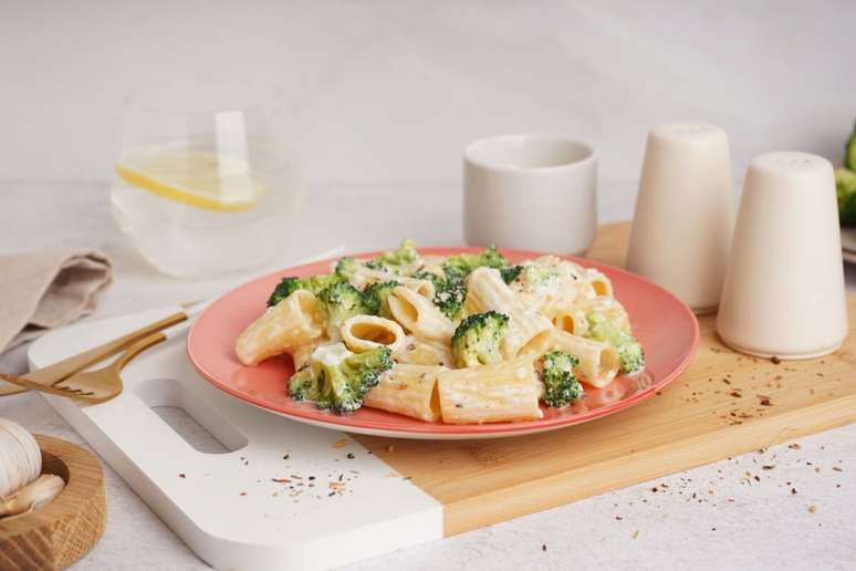 Macarr&atilde;o com molho de am&ecirc;ndoas e br&oacute;colis 