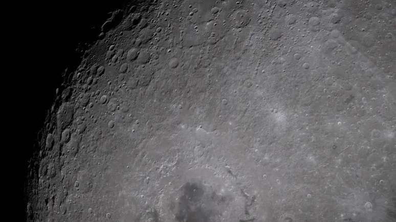 Crateras com nomes pessoais na lua.
