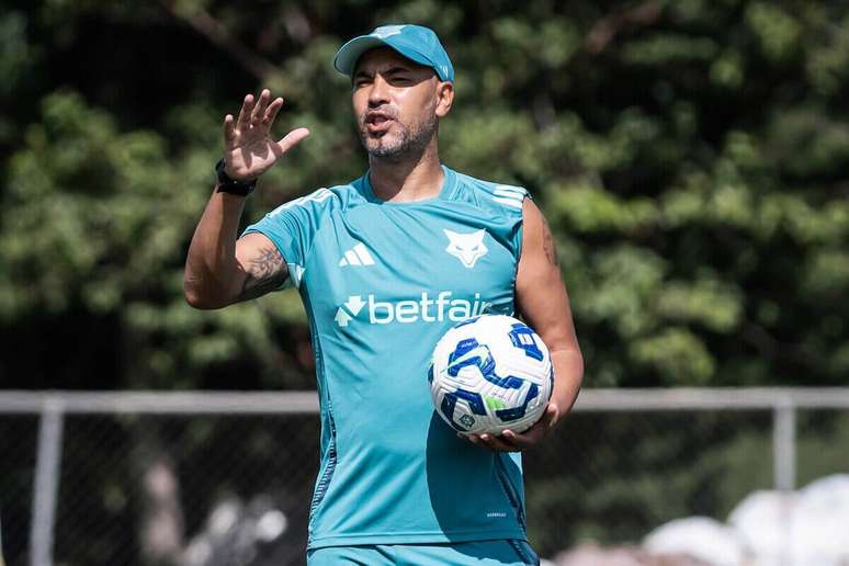 Barros em a&ccedil;&atilde;o no Cruzeiro, em 2025, no primeiro trabalho no Brasil &ndash;