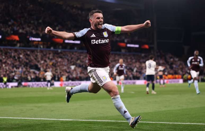 John McGinn comemorando um dos gols do Aston Villa 