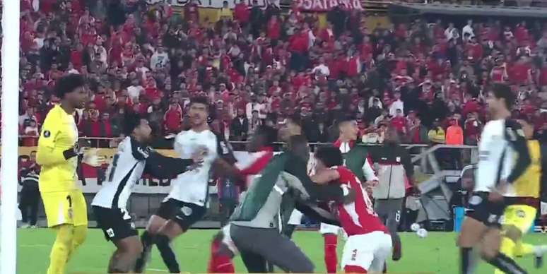 Fim de jogo do Corinthians &eacute; marcado por confus&atilde;o e objetos arremessados ao campo &ndash;
