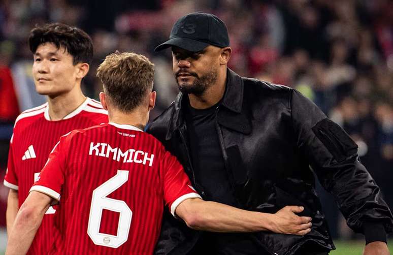 Kompany cumprimenta Kimmich no momento da substitui&ccedil;&atilde;o. Empate eliminou o Bayern na semifinal da Champions &ndash;